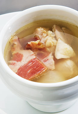 金華ハムと豚肉と大根のスープ